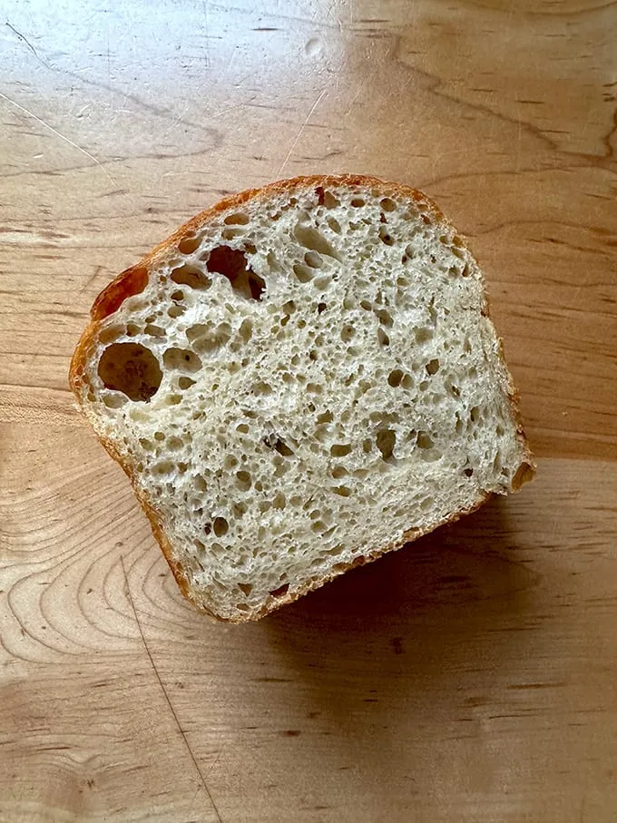Geschnittener Toastbrotlaib, perfekt für den Toaster Petra, mit feiner Kruste