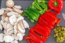 Geschnittenes Gemüse: Zwiebeln, Speck, Paprika, Champignons und Gewürzgurken