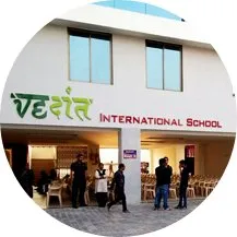 Geselliges Beisammensein mit frischem Kaffee aus einer Kaffeemaschine Single.