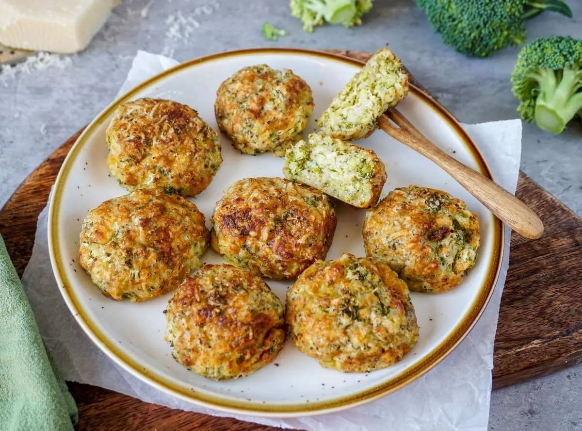 Gesunde Brokkoli-Käse-Nuggets aus der Heißluftfritteuse, vegetarisch und reich an Ballaststoffen