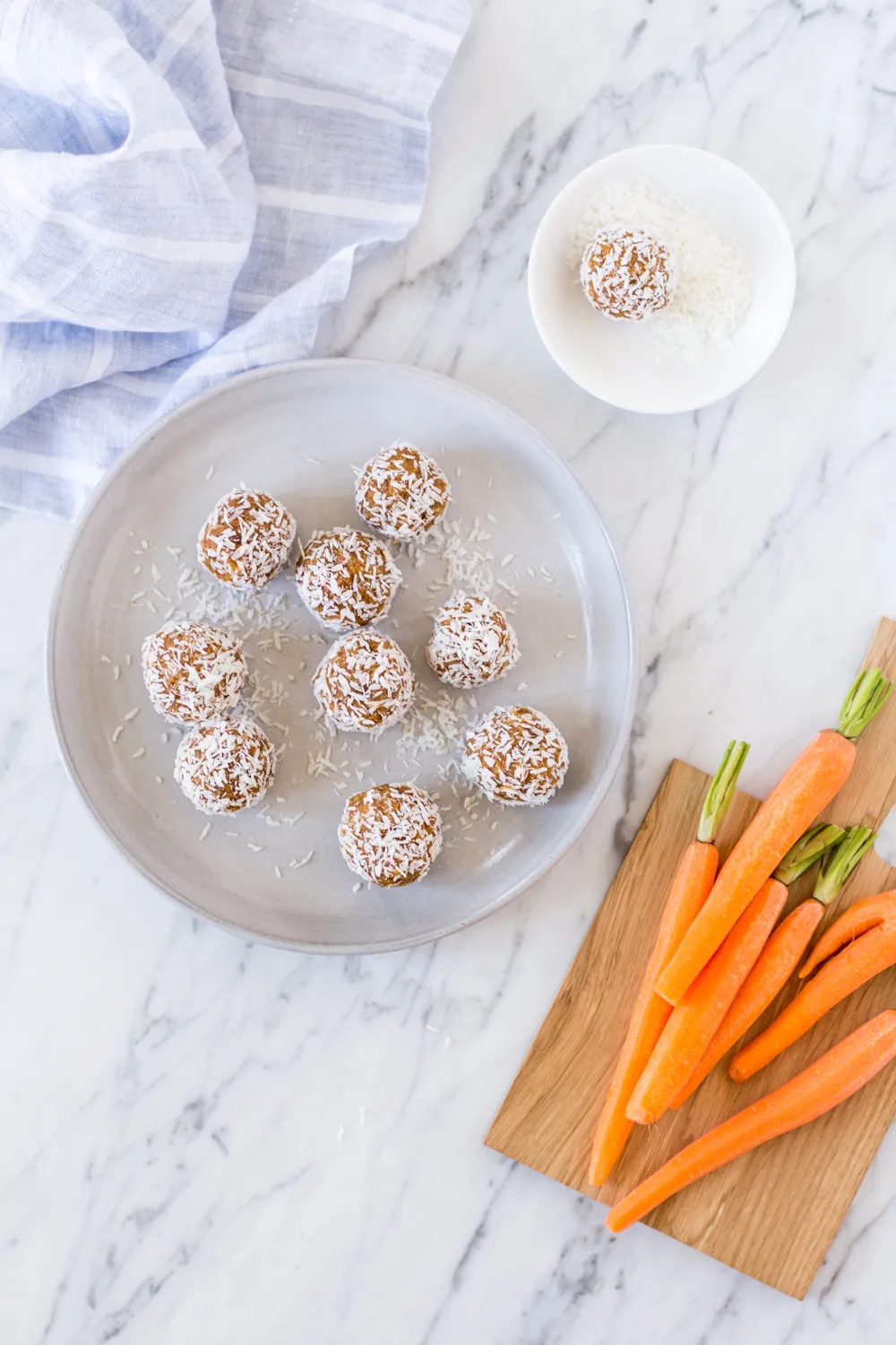 Gesunde Carrot Cake Energy Balls mit geraspelten Karotten, Datteln und Nüssen, perfekt als veganer Snack.