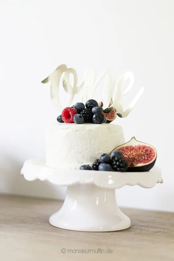 Gesunde Kuchenstücke mit Beeren, ideal für einen zuckerfreien Geburtstagskuchen für Kinder.