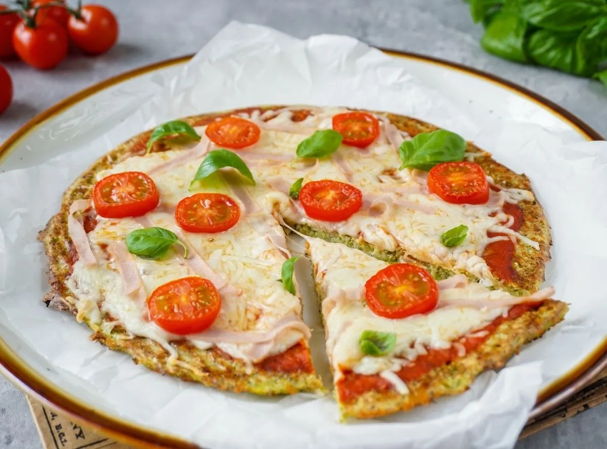 Gesunde Low Carb Pizza mit Brokkoli-Boden