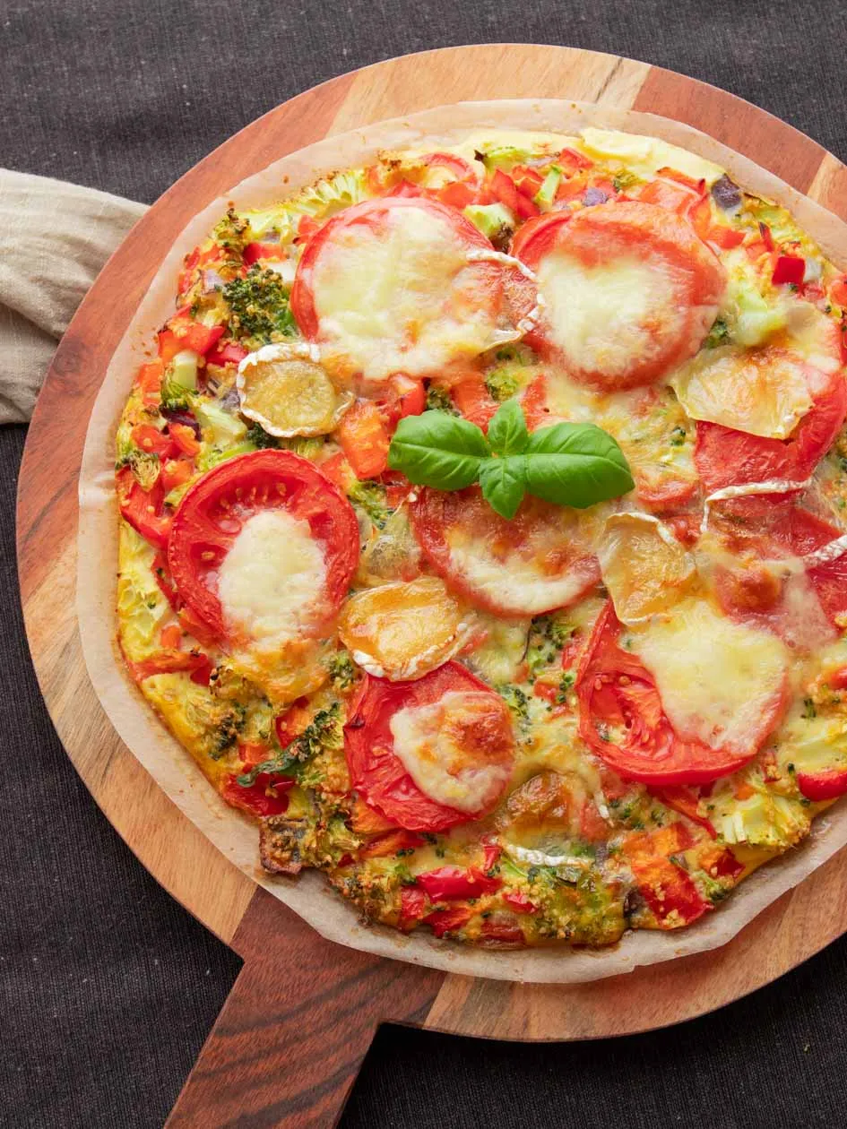 Gesunde Pizza, reich an Gemüse, kalorienarm und proteinreich