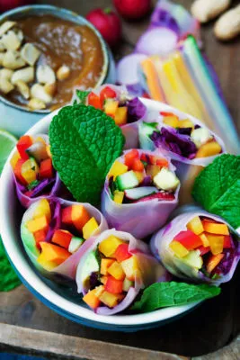 Gesunde Sommerrollen mit Gemüse und Erdnuss-Sauce, eine leichte und erfrischende Option