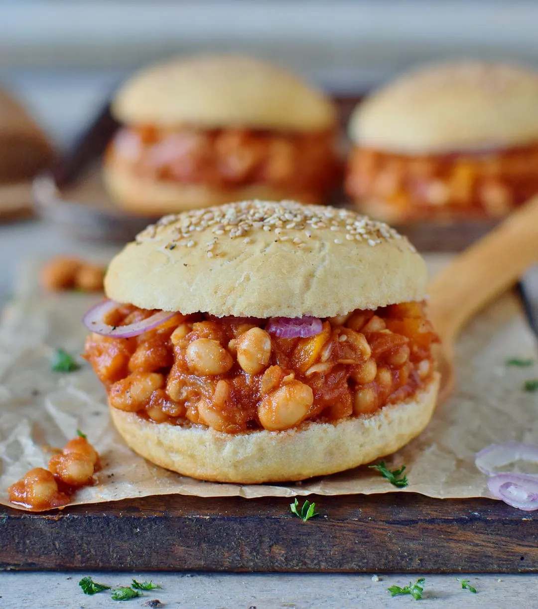 Gesunde vegane Sloppy Joes mit proteinreichen weißen Bohnen in glutenfreien Burger-Brötchen, ein schnelles, sättigendes Mittagessen.