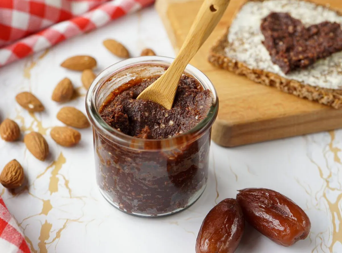 Gesunder Dattel-Schokoaufstrich ohne Zucker, cremig und lecker.