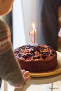 Gesunder erster Geburtstagskuchen aus Bananenbrot, dekoriert mit frischen Früchten