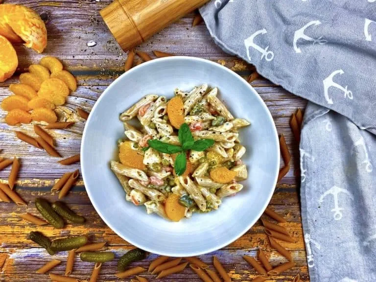 Gesunder Nudelsalat mit Joghurt-Dressing und Mandarinen