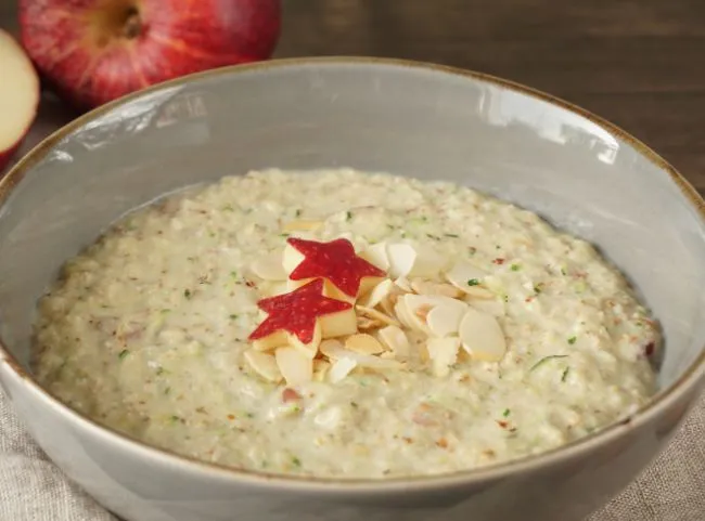 Gesundes Zucchini Porridge (Zoats) mit Haferflocken