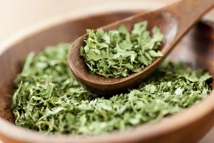 Getrocknete Kräuter auf einem Teller