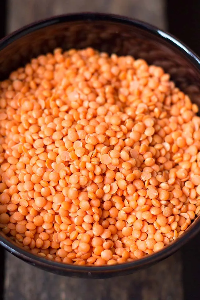 Getrocknete rote Linsen, bereit für die Zubereitung einer cremigen Suppe