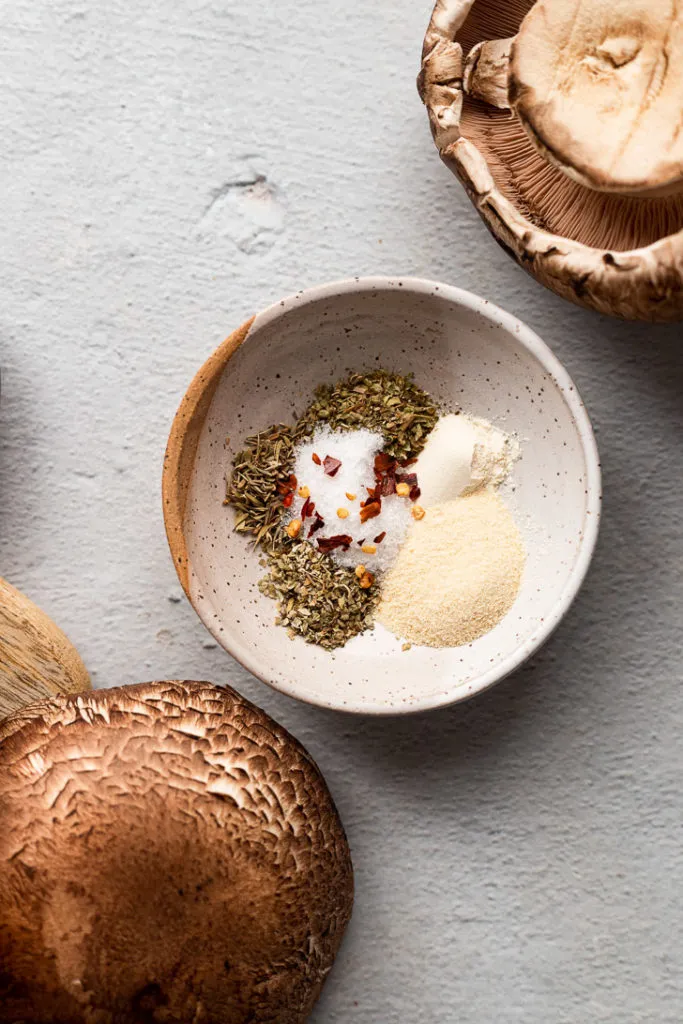 Gewürze in einer Schüssel