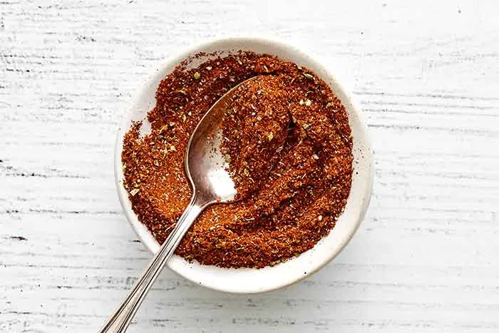 Gewürzmischung mit Paprika, Oregano und Kreuzkümmel für das Pulled Pork in einer Schale.