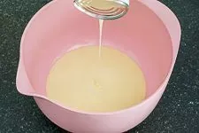 Gezuckerte Kondensmilch in einer Rührschüssel, bereit für die Eiszubereitung