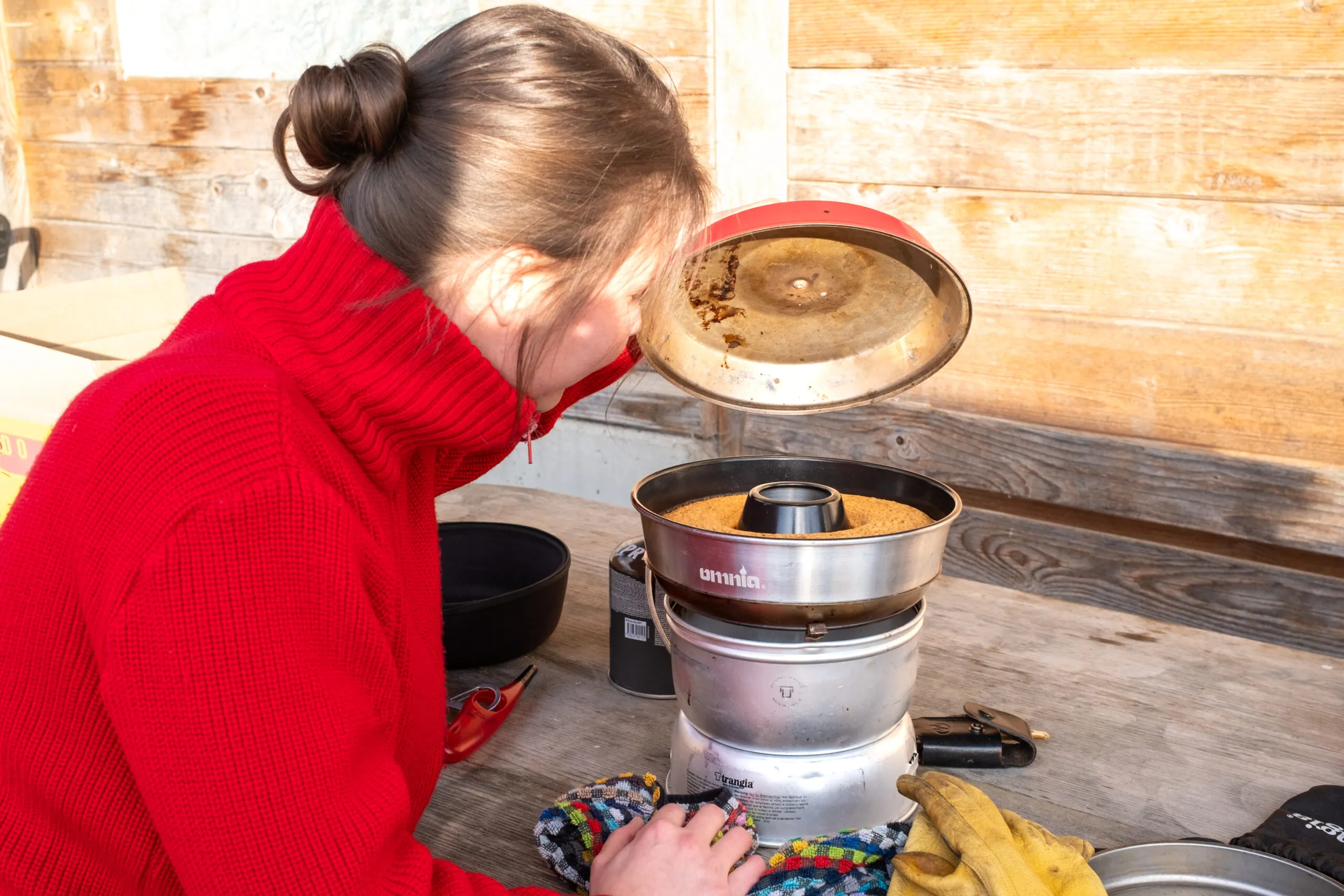 Giuls präsentiert stolz einen perfekt gebackenen Gugelhupf aus dem Omnia Campingbackofen, ein Beispiel für erfolgreiche Omnia Rezepte