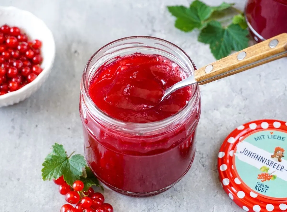 Glänzendes Johannisbeergelee in einem Glas, hausgemacht im Thermomix.