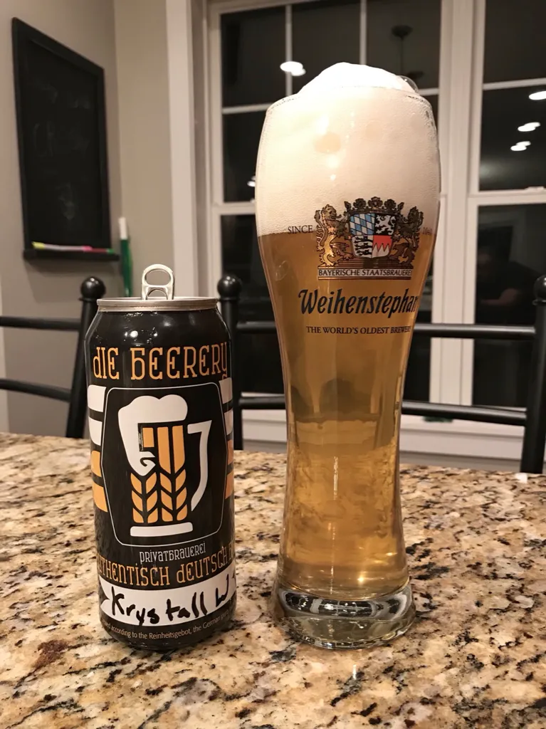 Glänzendes, klares deutsches Krystallweizen in einem hohen Glas, das die Filterung und goldene Farbe hervorhebt