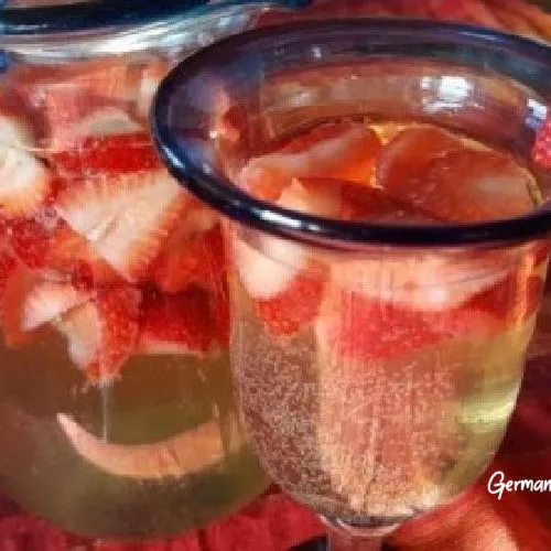 Glas Erdbeerbowle mit frischen Erdbeeren garniert