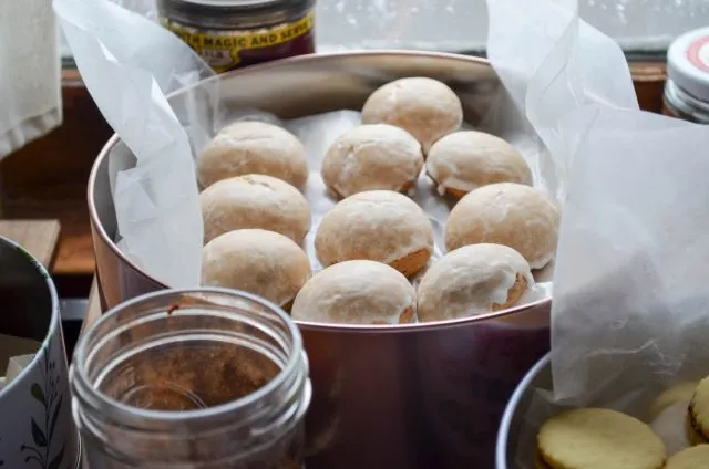 Glasierte Pfeffernüsse-Kekse, ein traditionelles deutsches Weihnachtsgebäck