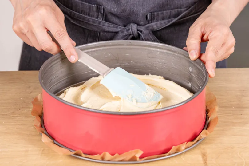 Gleichmäßig verteilter Kuchenteig in einer Springform für den Zitronen-Joghurt-Boden