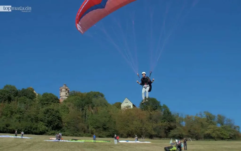 Gleitschirmfliegen an der Burg Ronneburg