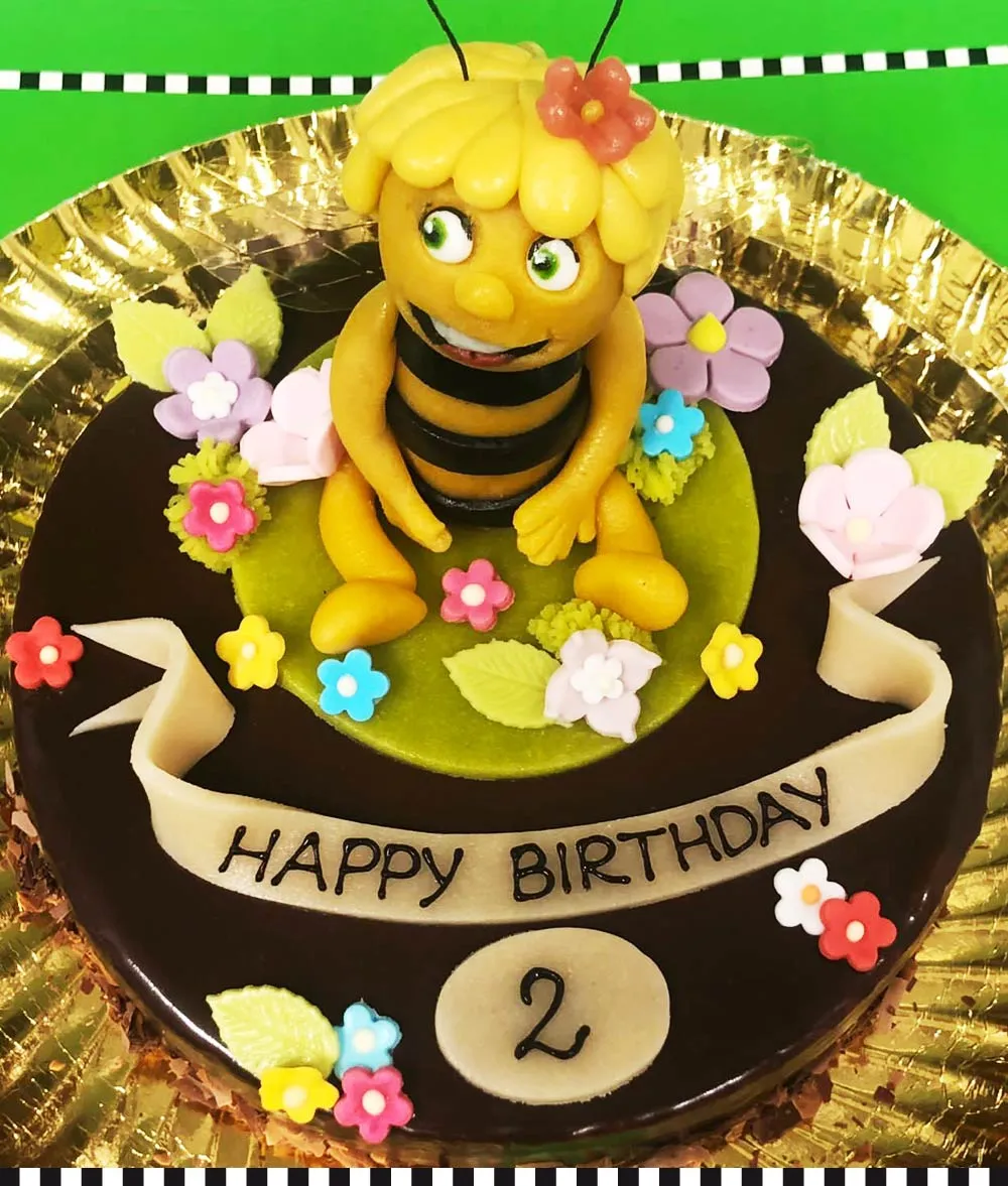 Glücklicher Zweijähriger mit Biene Maja Geburtstagstorte von Heinemann