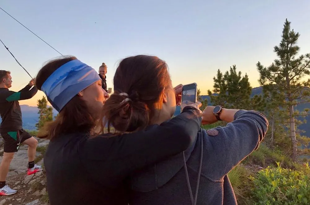 Glücksmomente am Gipfelkreuz: Persönliche Erfolge und Erinnerungen im Rahmen eines individuellen Luxus-Wanderurlaubs.