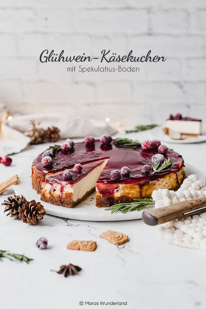 Glühwein-Käsekuchen mit Spekulatius, perfekt als einfacher und vorbereitbarer weihnachtlicher Kuchen für das Fest.