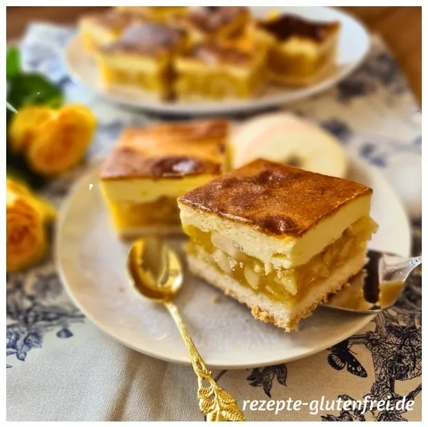 Glutenfreie Apfel-Schmand-Schnitten auf einem Holzbrett