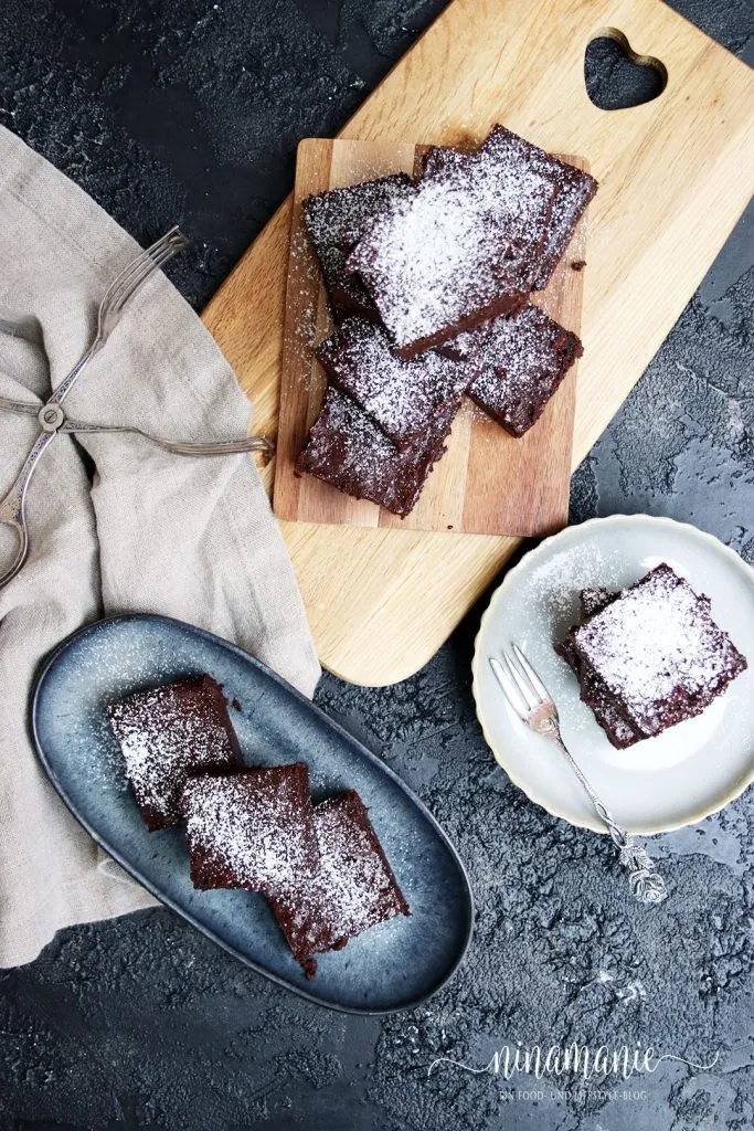 Glutenfreie Brownies auf einem Backblech, bereit zum Abkühlen und Schneiden