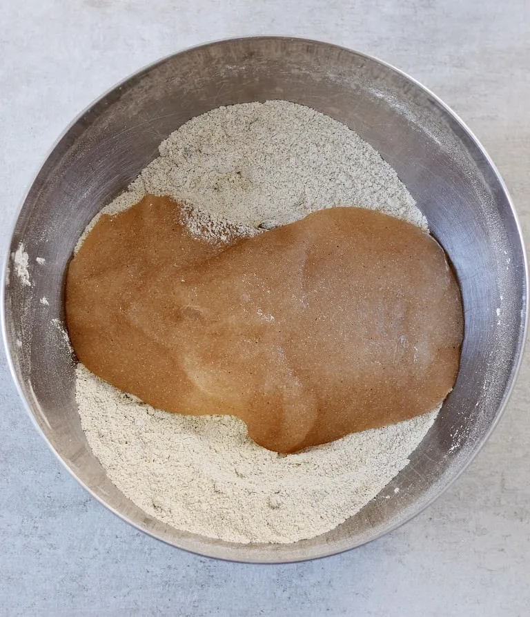 Glutenfreie Mehlmischung in einer Schüssel, angereichert mit dem Flohsamenschalengel, kurz vor dem Vermischen
