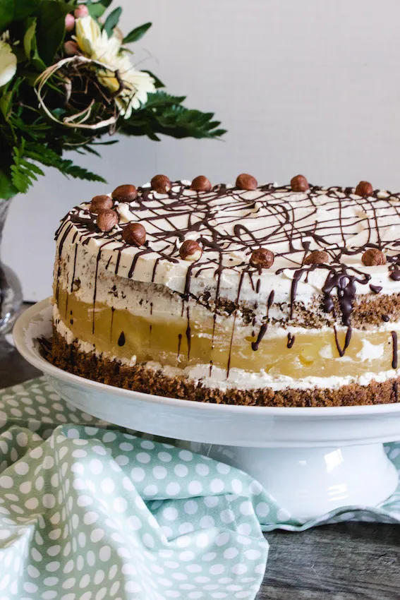 Glutenfreier Nussbiskuitboden frisch aus dem Ofen für die Apfel-Nuss-Torte