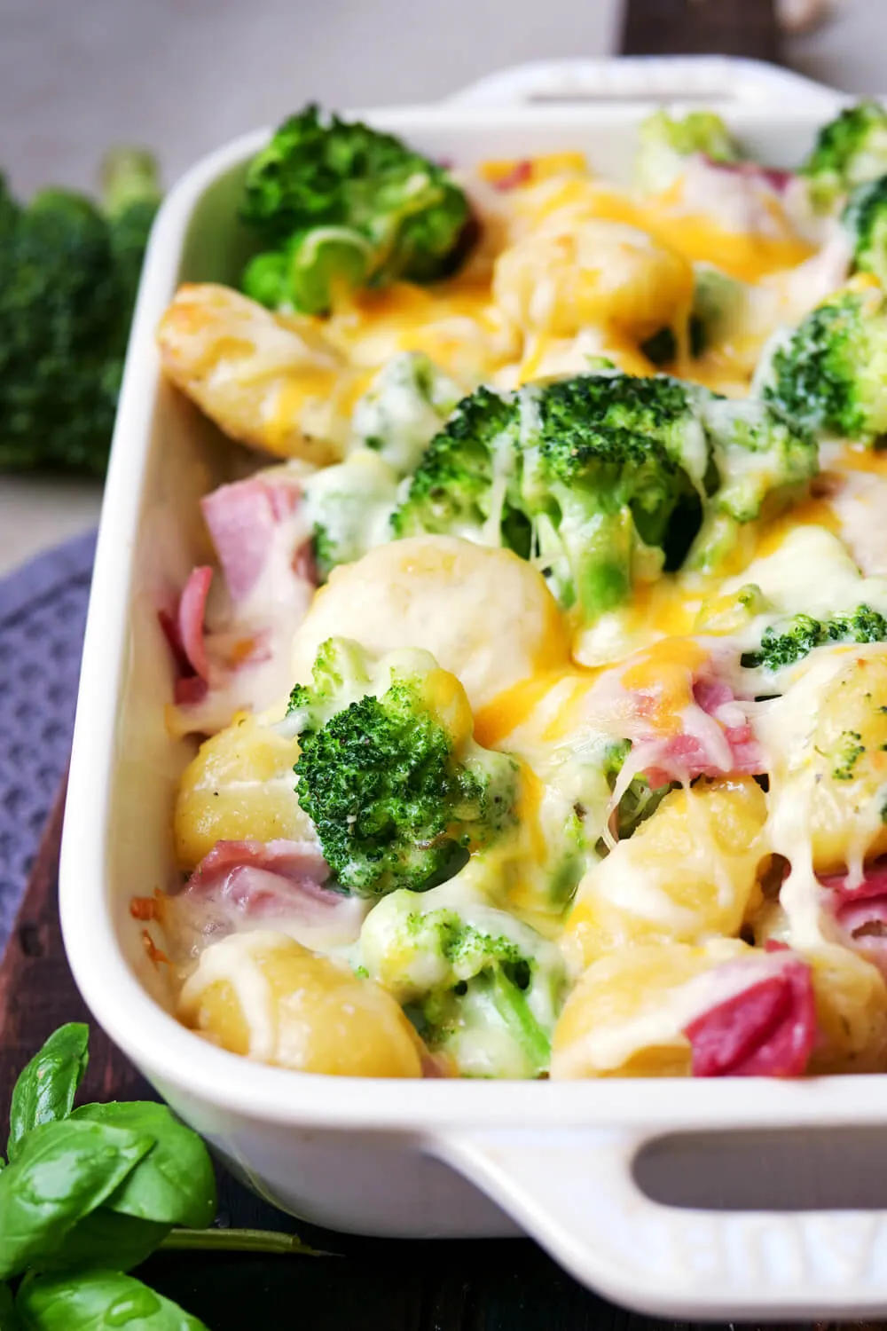 Gnocchi-Brokkoli-Auflauf mit Schinken und Käse überbacken in einer Auflaufform