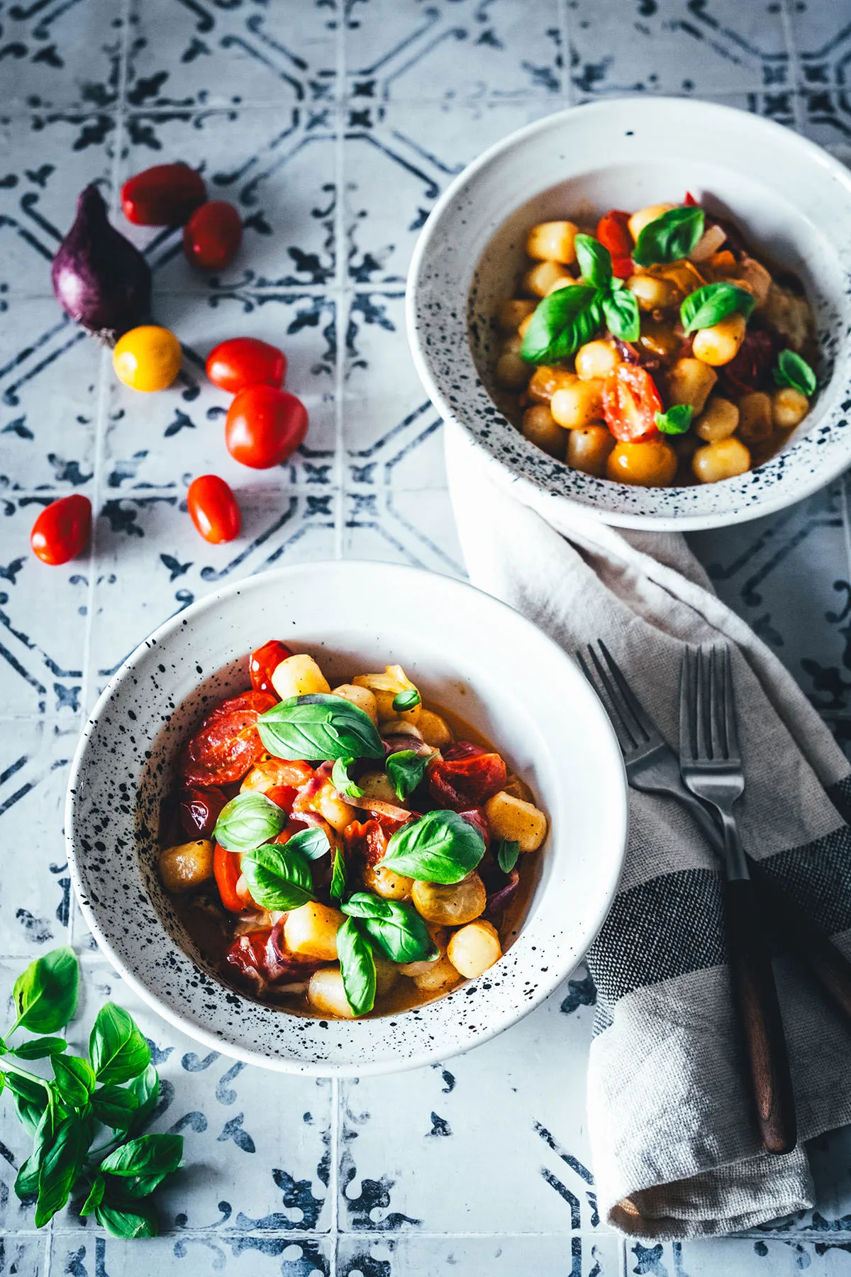 Gnocchi-Pfanne mit Tomaten, Mozzarella und roten Zwiebeln, ein schnelles und einfaches Gericht für den Feierabend.