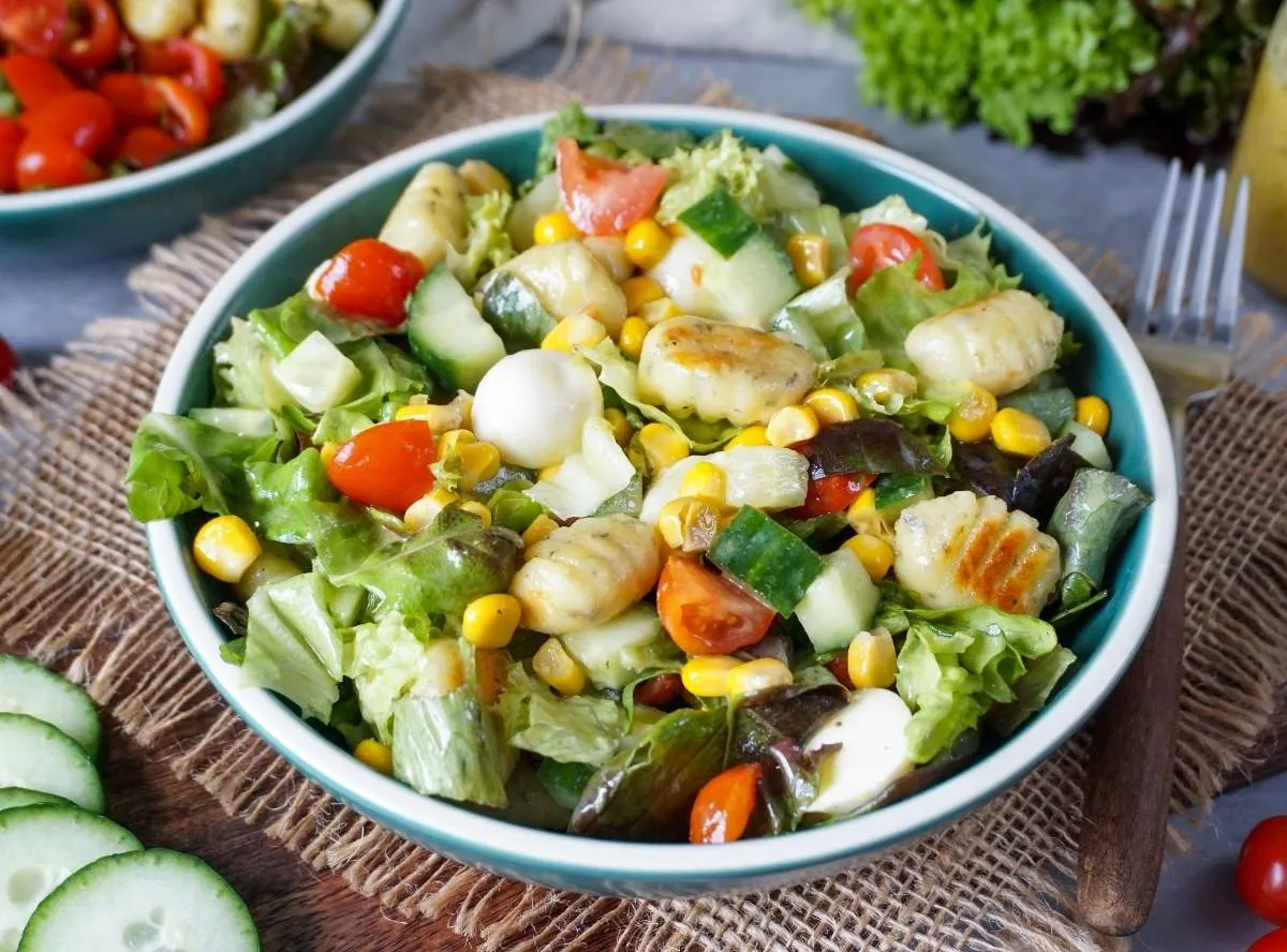 Gnocchi Salat mit frischem Gemüse und Mozzarella
