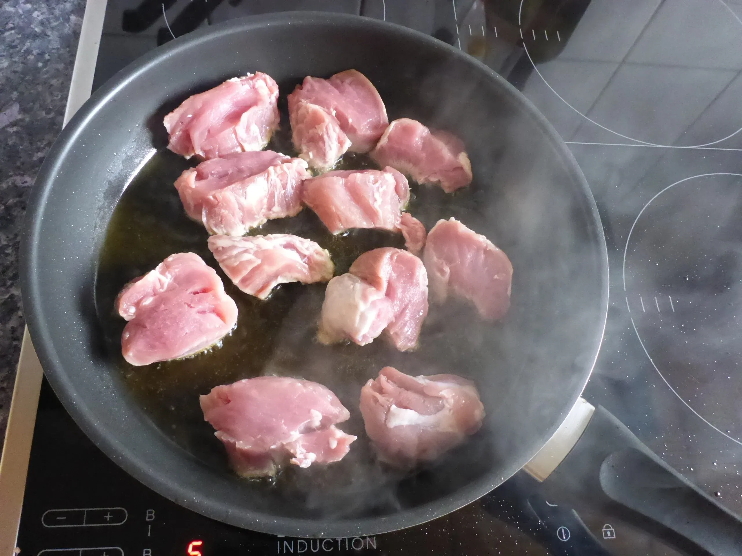 Goldbraun angebratene Schweinefilet-Medaillons in einer großen Pfanne, um Röstaromen für die spätere Schnitzelpfanne zu entwickeln.