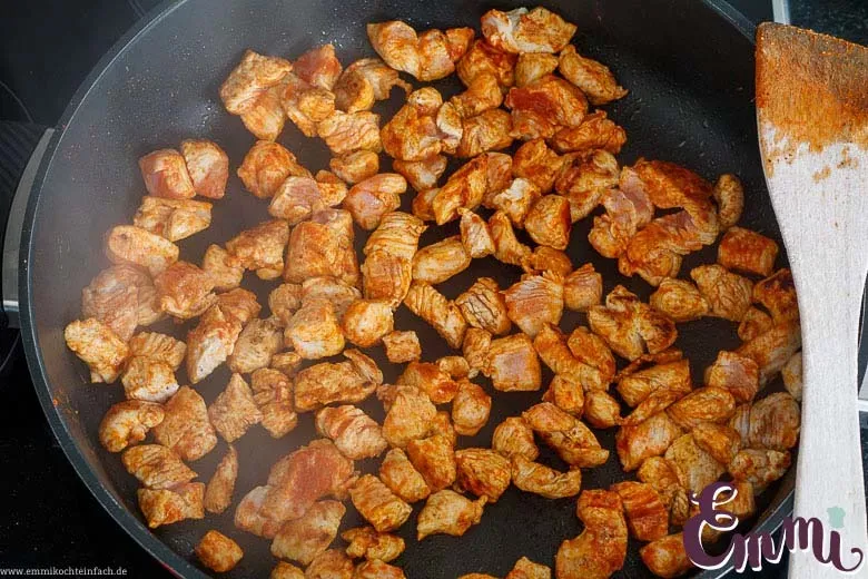 Goldbraun angebratenes Putenfleisch in der Pfanne, wichtige Basis für das aromatische Putengeschnetzeltes