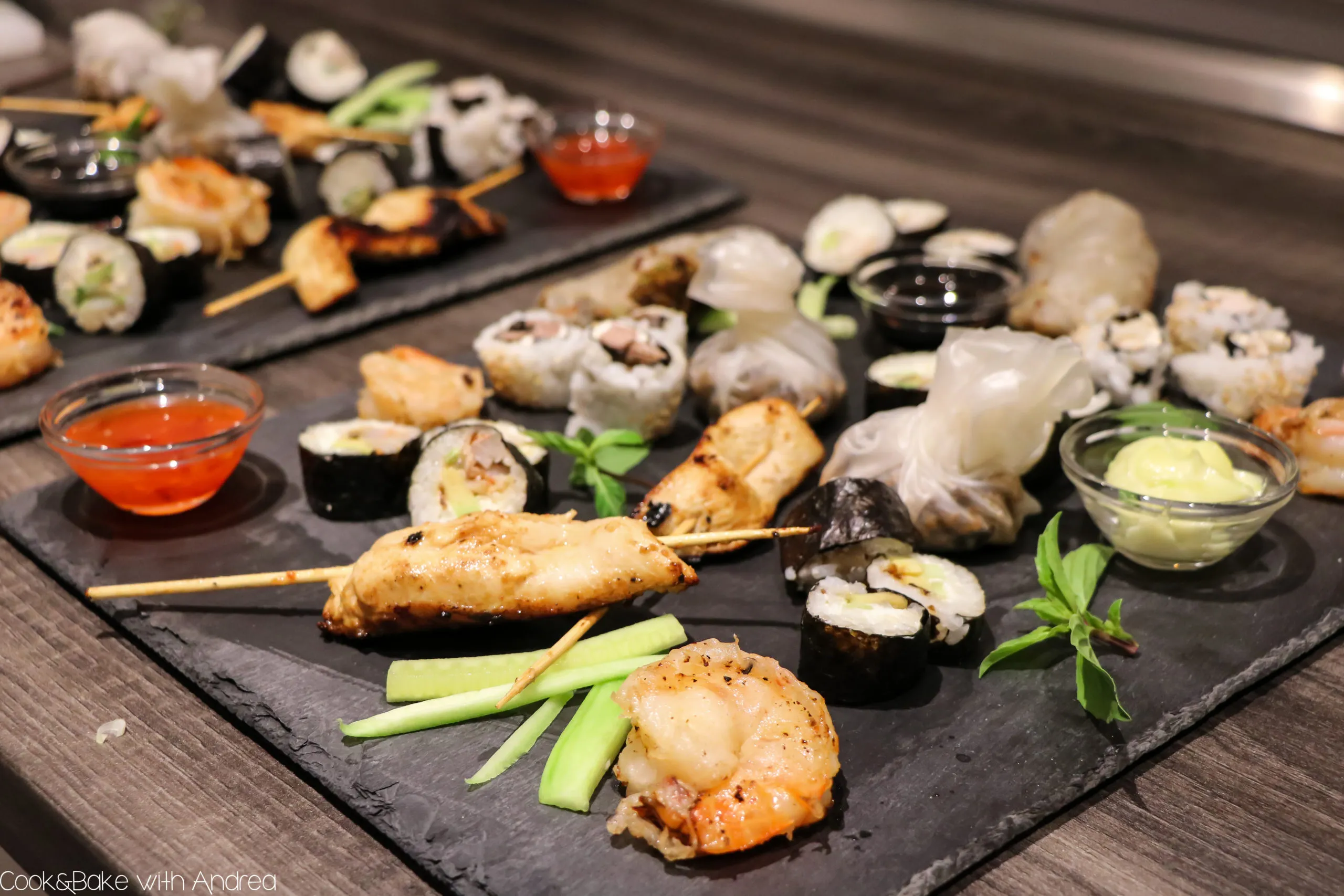 Goldbraun frittierte Black Tiger Garnelen in knusprigem Tempurateigmantel, perfekt als exotische asiatische Vorspeise.