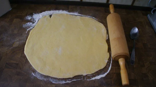 Goldbraun gebackene Buchteln mit Marillenmarmelade