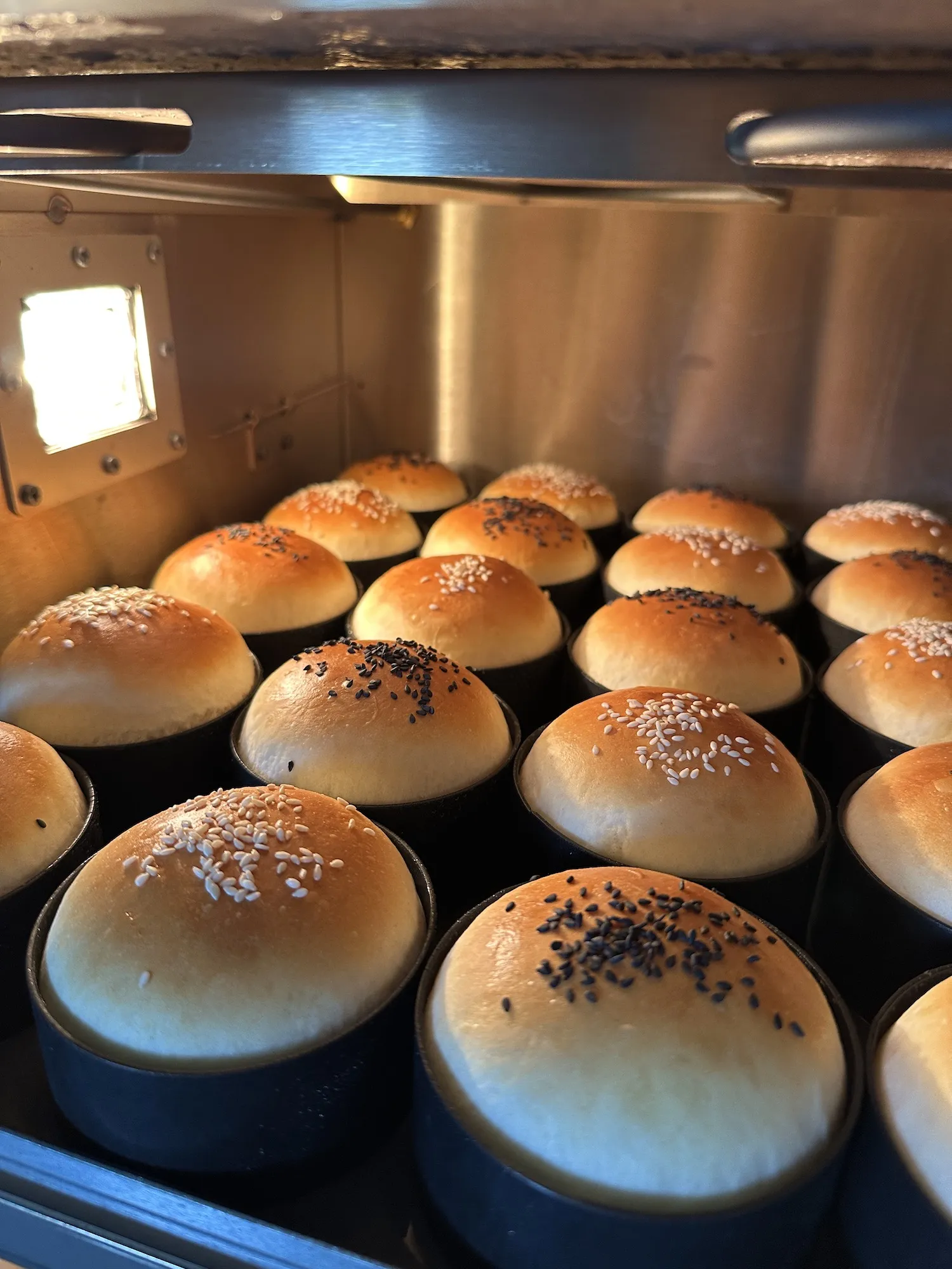 Goldbraun gebackene Burger Buns