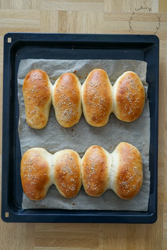 Goldbraun gebackene Hot Dog Brötchen, perfekt für jede Füllung