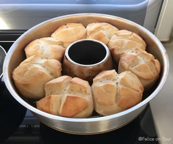Goldbraun gebackene Knack und Back Brötchen fertig aus dem Omnia