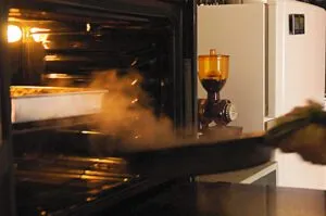 Goldbraun gebackene Körnerbrötchen auf einem Backgitter