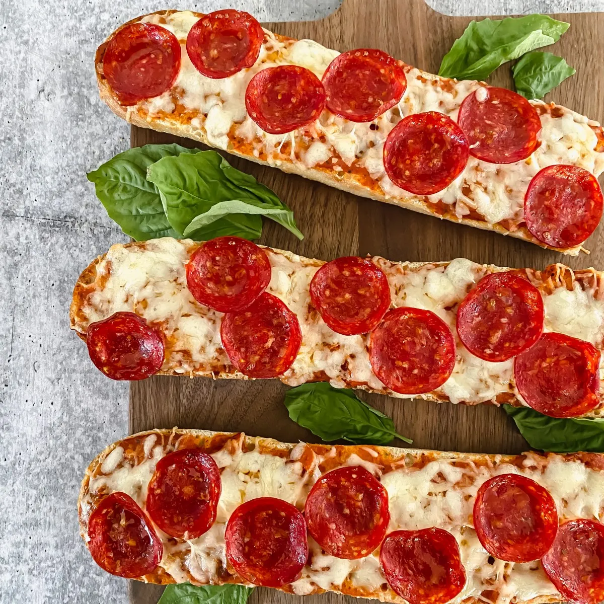 Goldbraun gebackene Pizza Baguettes mit geschmolzenem Käse und Pepperoni