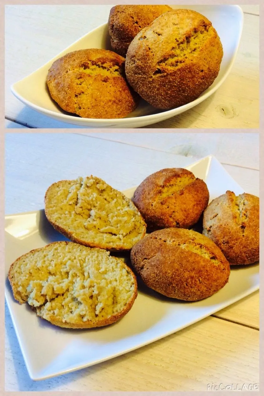 Goldbraun gebackene Sattmacher Brötchen auf Backpapier, perfekt für ein gesundes Frühstück.