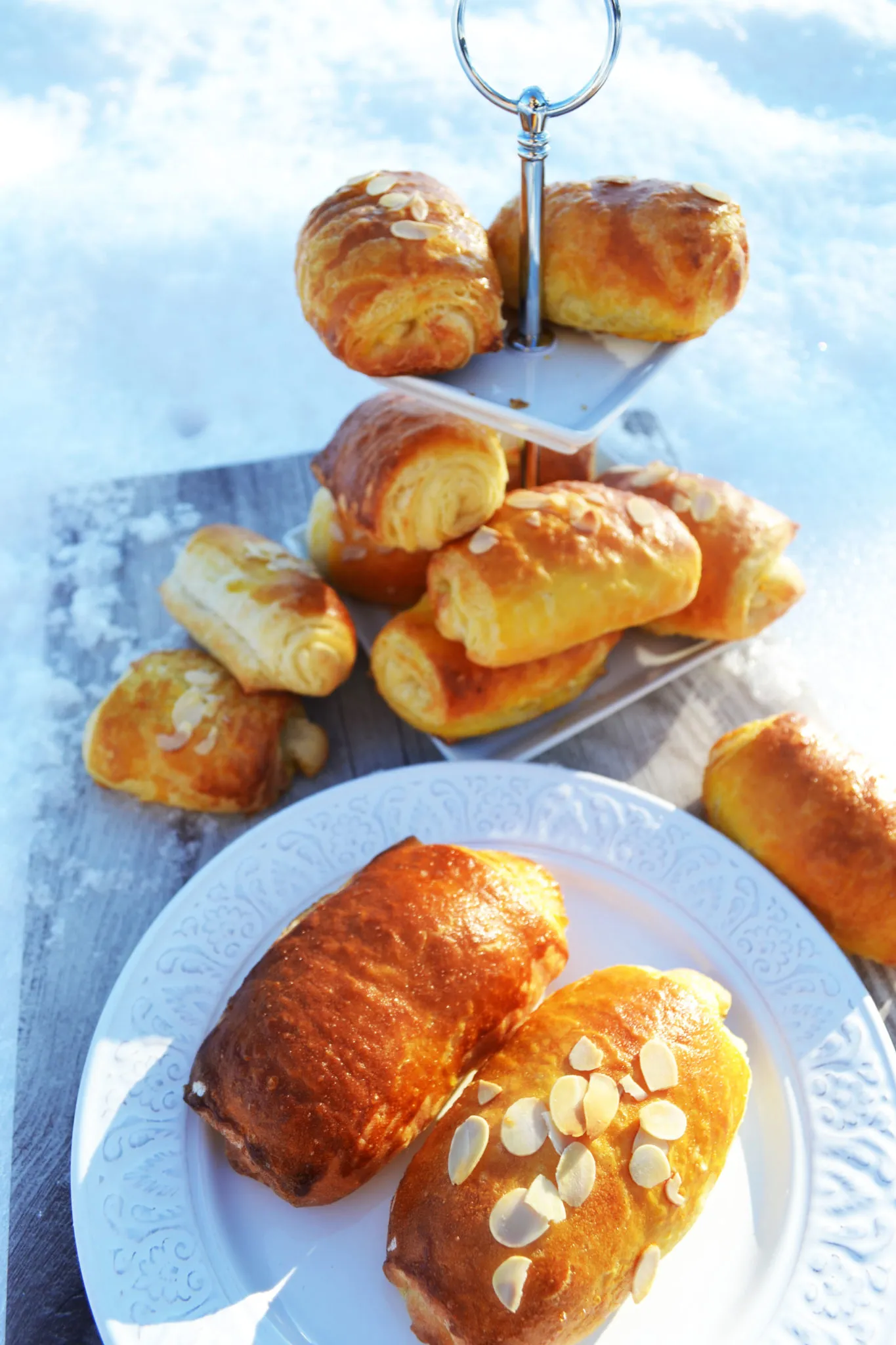 Goldbraun gebackene Schoko-Plunderbrötchen bereit zum Genießen.