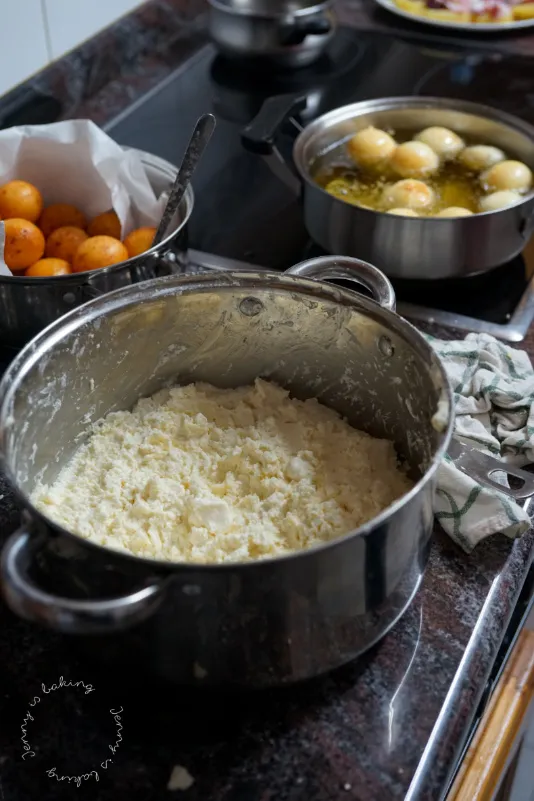 Goldbraun gebackene Teigbällchen, ein beliebter festlicher Snack, der zu Weihnachten in vielen Kulturen genossen wird