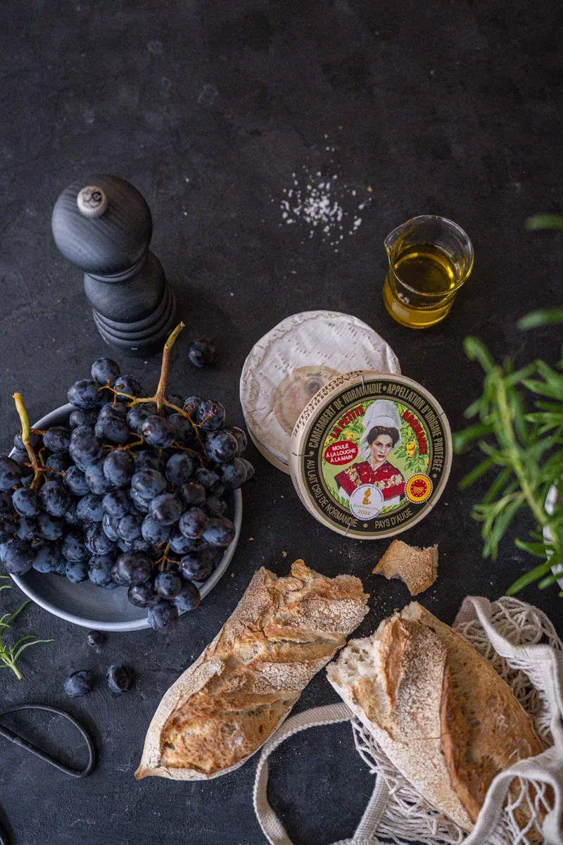 Goldbraun gebackener Camembert in der Heißluftfritteuse