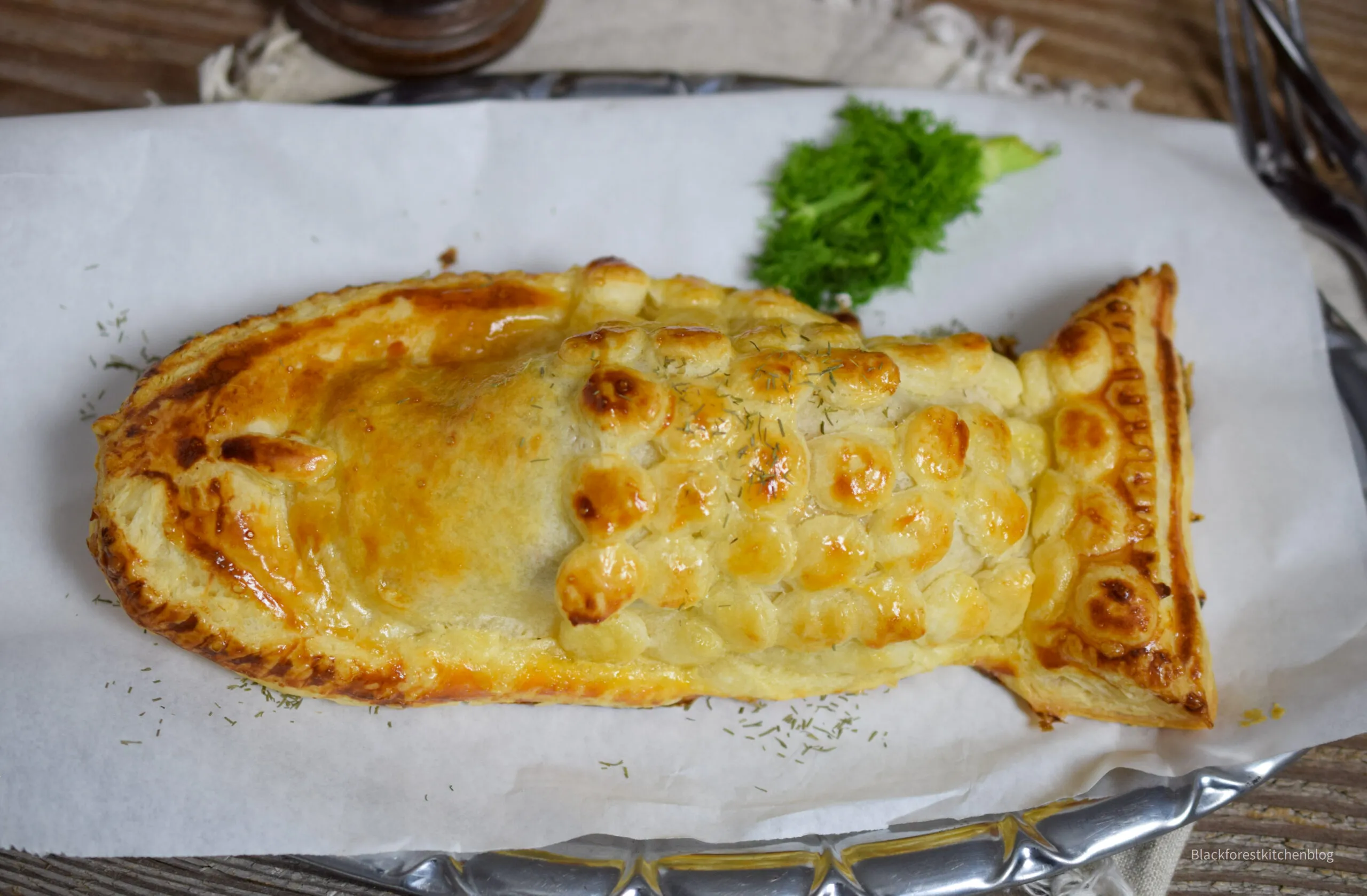 Goldbraun gebackener Lachs im Blätterteig mit frischem Salat